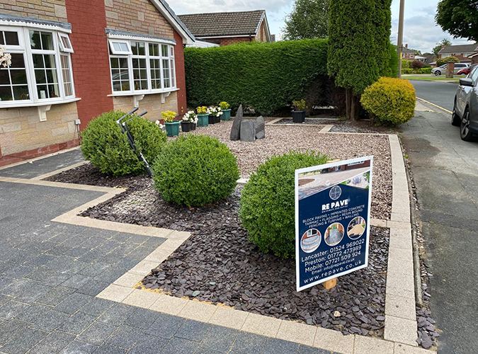Slate chipping borders and block edging in a front garden